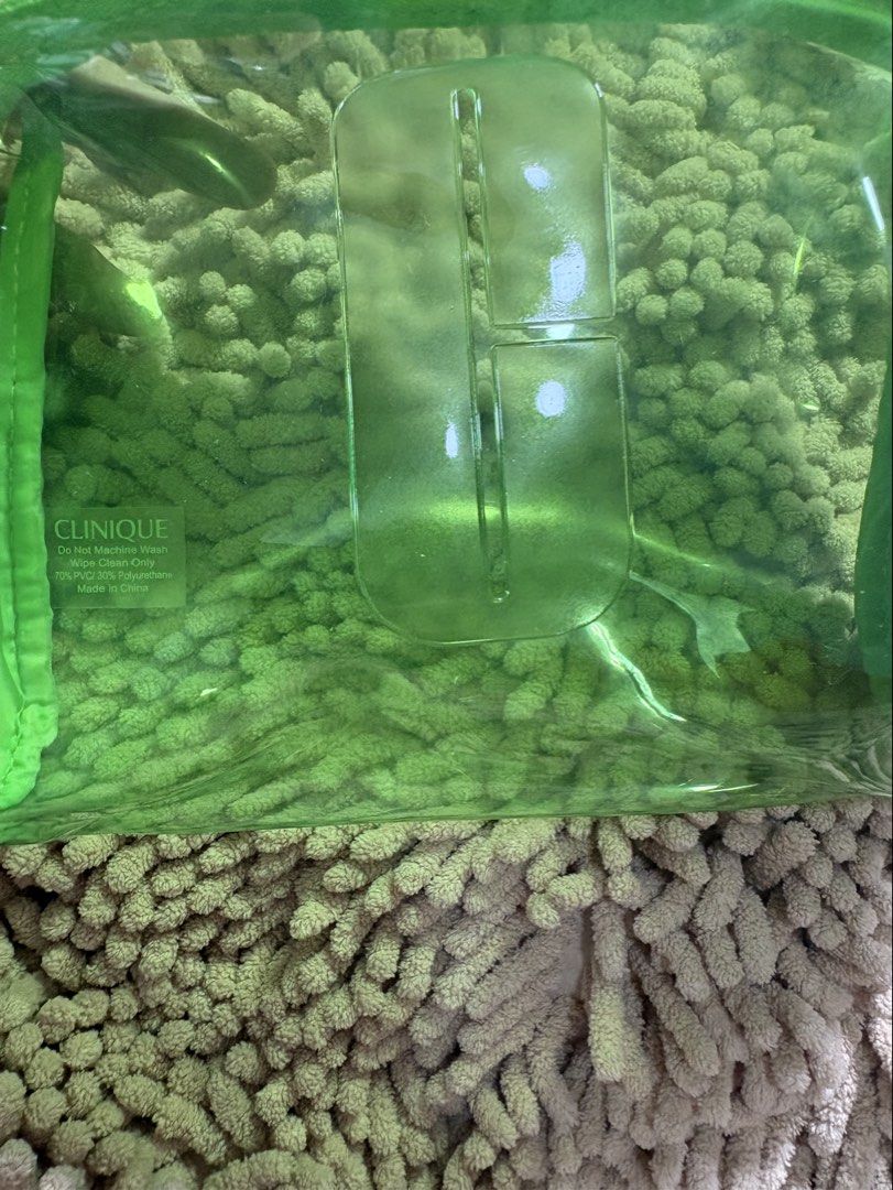 Imported Clinique Transparent pouch (Category: Purses & Pouches) located in Quezon City. Submitted by heartshop.ph (Listing ID 1467916613, Image 1). Description: .