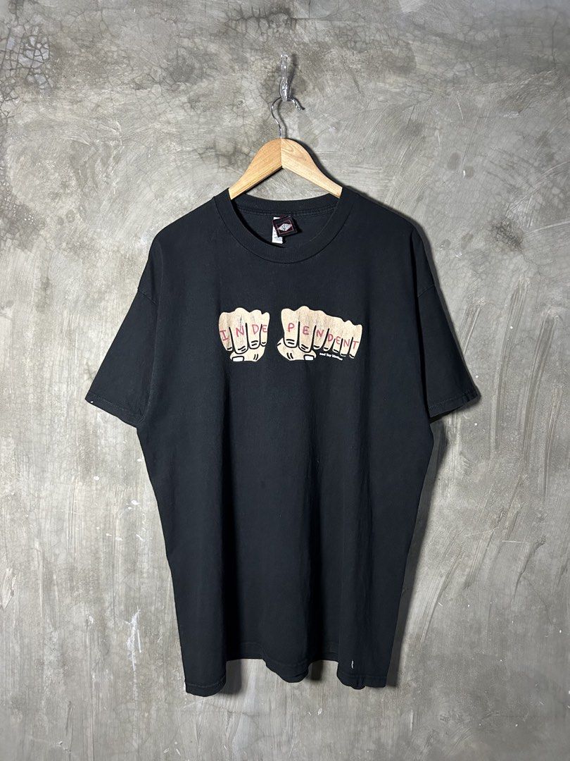 2000’s Independent & Toy Machine Black Tee (Category: Tshirts & Polo Shirts ) located in Tayabas. Submitted by streetdepartment (Listing ID 1468001460, Image 2). Description: Independent & Toy Machine Black Tee Good condition Issue: cracks, minimal paint stain and oil stain Size: XL Measurements (inches): Width: 24” Length: 31.5” Dm to purchase! Note: Manage your expectations as you are dealing with secondhand items. Color may vary due to lightin