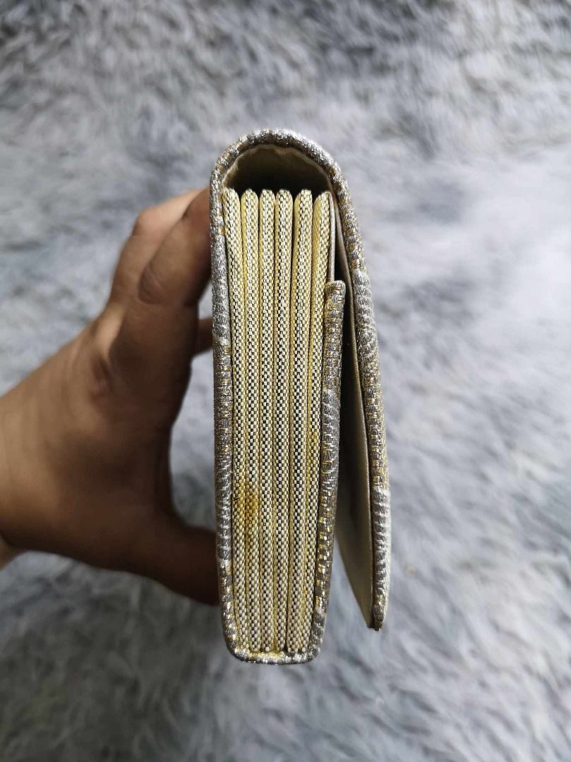 Intricate Geometric Woven pattern Elegant Off White Evening Clutch (Category: Clutches) located in Santa Cruz. Submitted by jmy_surplus.2 (Listing ID 1467916293, Image 3). Description: Size ; L - 5.4 W - 9.2 Color ; Off White Type ; Clutch Brand ; No Brand Material ; Synthetic Style ; Off White Elegant Clutch LG 117 JMY 3 Batch #225.