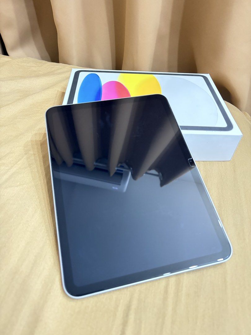 iPad 10th Gen 256gb (Category: iPad) located in Manila. Submitted by camsie09p (Listing ID 1467908043, Image 3). Description: iPad 10th gen 256gb Silver WIFI With box and unused charger (complete set) Free bluetooth keyboard Bought from powermac Feb 2025 No scratches (di masyado nagagamit) Good as new RFS: upgrading to Macbook .