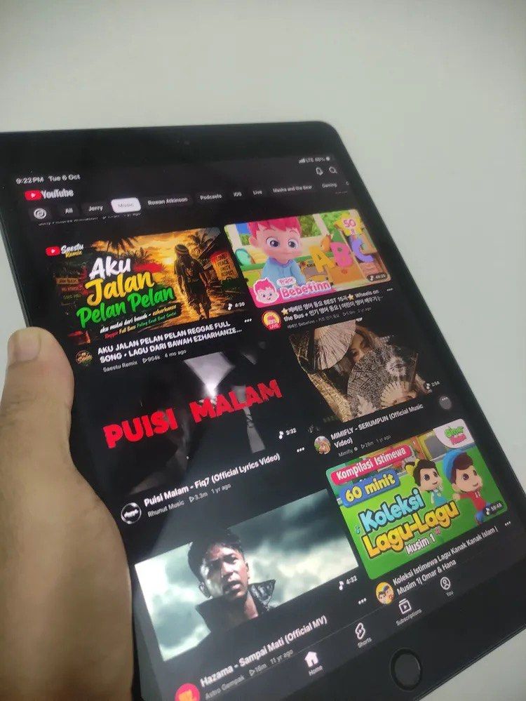 Ipad 8th generation cellular (Category: iPad) located in Kuala Lumpur. Submitted by nursyahira99465 (Listing ID 1468028447, Image 2). Description: Ipad 8th gen Wifi & cellular support ✅ Ipad OS 26.7.1 ✅ 32gb ✅ Berfungsi dengan cemerlang ✅ Refer gambar untuk condition ✅ Sesuai untuk yang study dan nak guna untuk anak2 ✅ Tak heavy use guna hanya untuk “coding” Harga RM600 nego Location Subang murni.