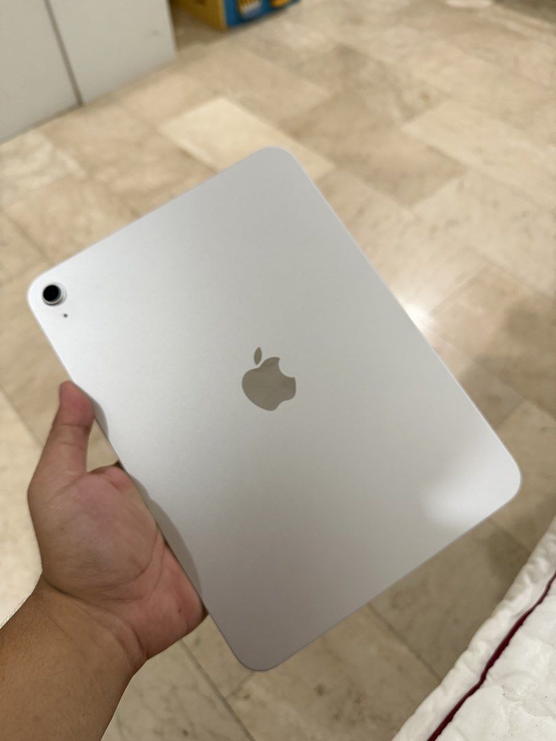 iPad A16 (Category: iPad) located in Manila. Submitted by harryelizondo (Listing ID 1468016388, Image 3). Description: For Sale only iPad A16 Silver 256gb 99% battery health 70 cycle count Unit only Nego for sure buyers! Meetup: San Juan / Manda.