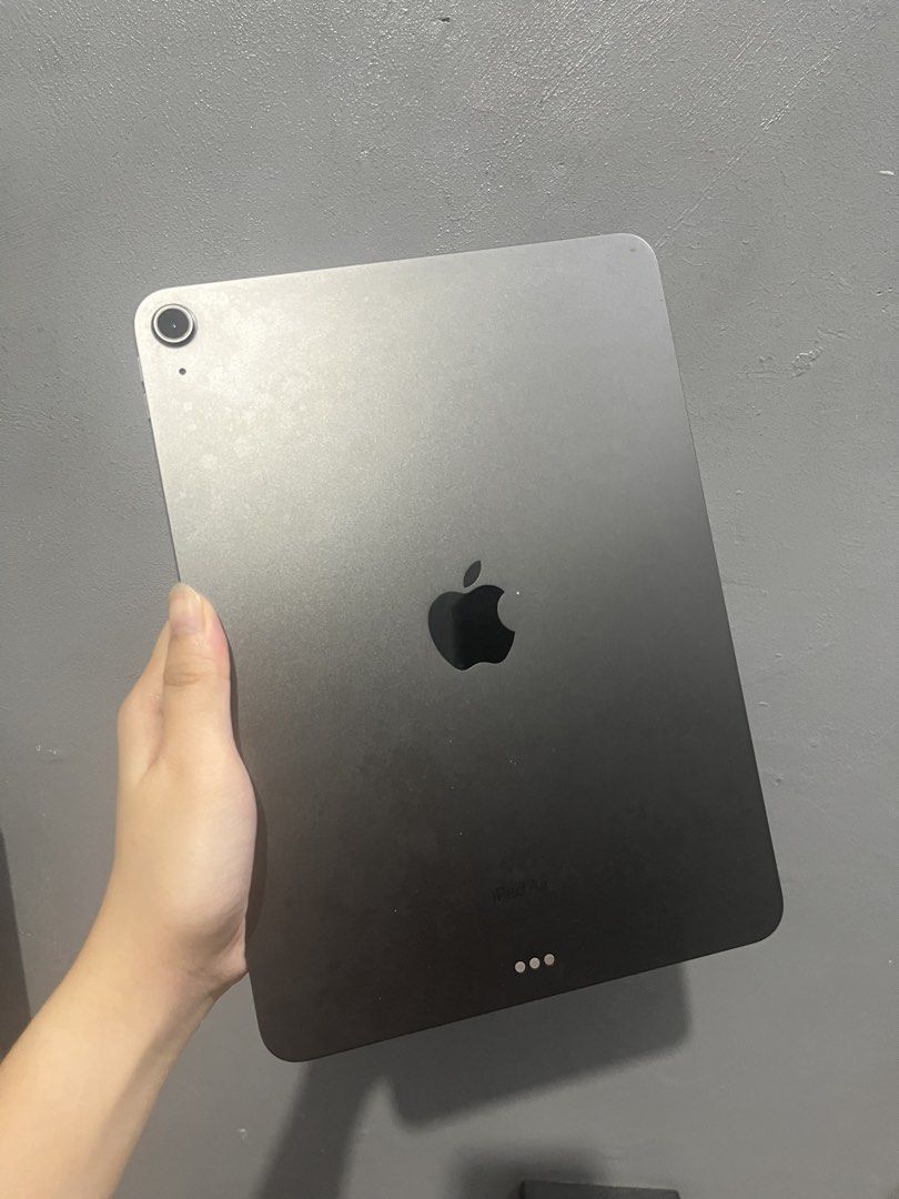 iPad Air (5th Gen) (Category: iPad) located in Quezon City. Submitted by picklerick04 (Listing ID 1467871468, Image 3). Description: - Model: Apple iPad Air (5th Generation) (Wi-Fi only) - Display: 10.9-inch - Processor: Apple M1 chip - Storage: 256GB - Color: Space Gray * RFS: Used in college + board exam review * With original charger and box * Honest issues: Touch ID not working, battery replaced once .