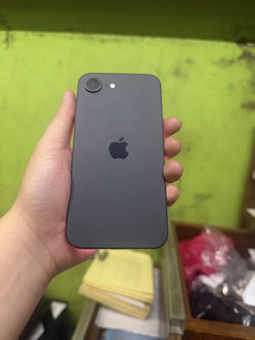 Iphone 16e (Category: iPhone 16 Series) located in San Juan City. Submitted by lapuzmarkb65105 (Listing ID 1467925938, Image 1). Description: Iphone 16e 128gb Complte Balck.