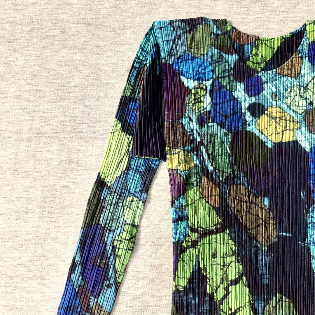 ISSEY MIYAKE “PEBBLE PATTERNS” PLEATS PLEASE (Category: Luxury Apparel) located in Cebu City. Submitted by thegoodleftovers (Listing ID 1467886352, Image 2). Description: ISSEY MIYAKE PLEATS PLEASE PEBBLE PATTERNS •Condition: 9.5/10 •Color rate: 9.5/10 •Issue: none •Size: S-M Lenth 24 inches Width 13 inches very stretchy Php + sf 📩 more details Cebu City.