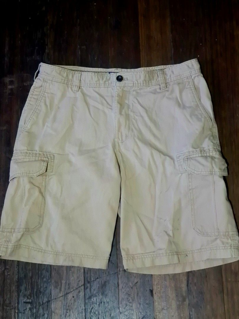 IZOD Khaki Cargo Shorts (Category: Shorts) located in Pateros City. Submitted by paoef (Listing ID 1467941134, Image 1). Description: IZOD Cargo Khaki Shorts - 34 on tag - YKK zipper - 7 pockets W: 17 L: 21 H: 11 *ISSUE: stains.