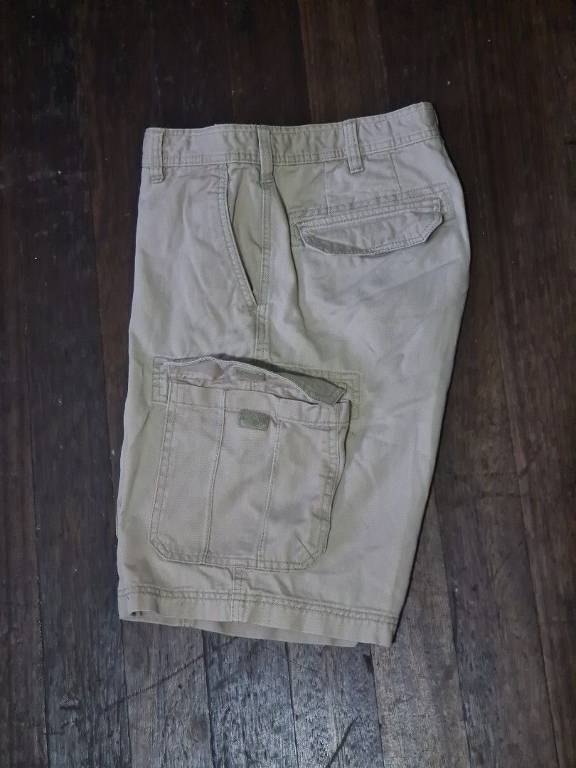 IZOD Khaki Cargo Shorts (Category: Shorts) located in Pateros City. Submitted by paoef (Listing ID 1467941134, Image 3). Description: IZOD Cargo Khaki Shorts - 34 on tag - YKK zipper - 7 pockets W: 17 L: 21 H: 11 *ISSUE: stains.