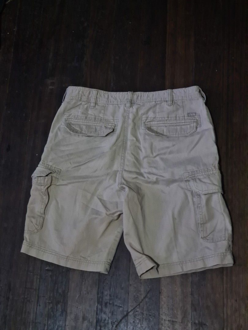 IZOD Khaki Cargo Shorts (Category: Shorts) located in Pateros City. Submitted by paoef (Listing ID 1467941134, Image 2). Description: IZOD Cargo Khaki Shorts - 34 on tag - YKK zipper - 7 pockets W: 17 L: 21 H: 11 *ISSUE: stains.