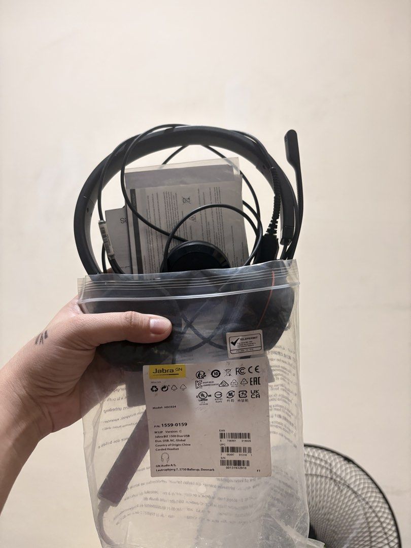 Jabra Evolve 20 USB Cord (Category: Headphones & Headsets) located in Malabon City. Submitted by kathleenkayeonofre (Listing ID 1468016544, Image 1). Description: - Brand: Jabra Key features Microphone: Noise-cancelling microphone for clearer calls. Connection: Plug-and-play USB connection to a compatible computer. Call controls: Inline buttons for volume, microphone mute, and answering or ending calls. Comfort: Adjustable headband and on-ear cus