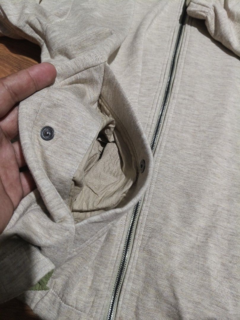 Jacket (Category: Activewear) located in Valencia. Submitted by castilloukay_372f09 (Listing ID 1467867205, Image 3). Description: .
