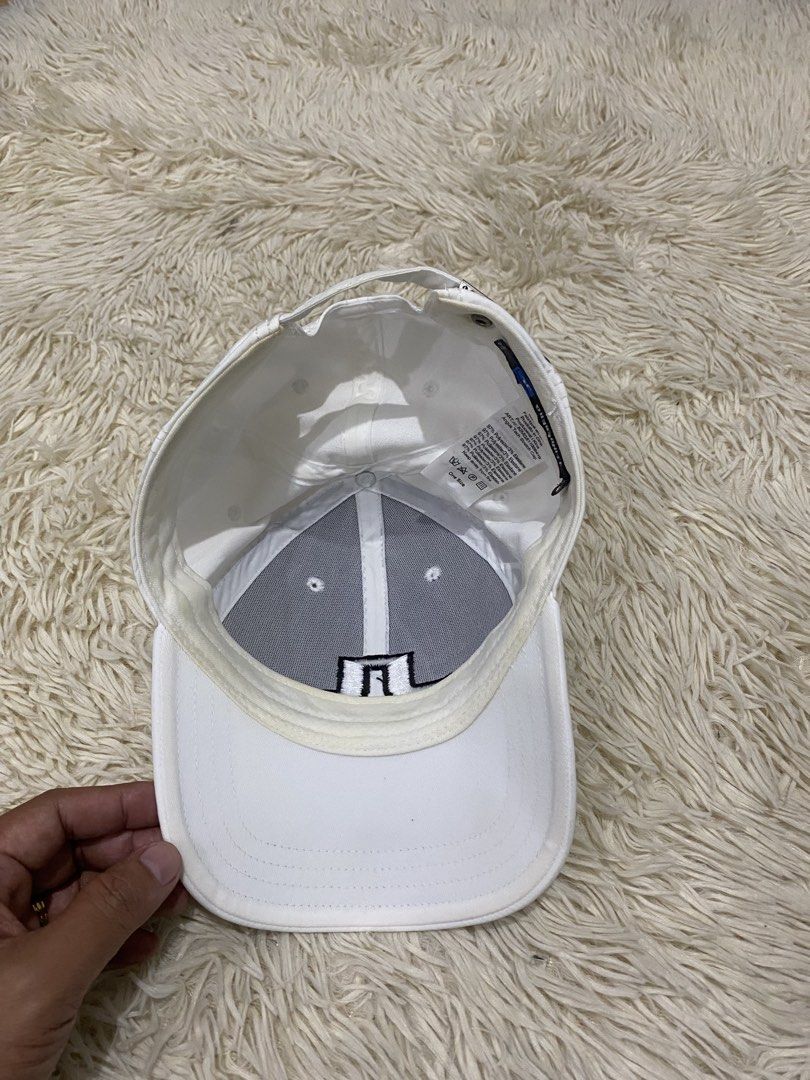 j.lindeberg Angus Tech Stretch Cap White (Category: Caps & Hats) located in Manila. Submitted by switchcity (Listing ID 1467878038, Image 2). Description: - Brand: J.Lindeberg Angus Tech Stretch Cap - Color: Classic White - Logo: Iconic embroidered JL logo on the front - Material: 97% polyester, 3% elastane for a comfortable stretch - Fit: Adjustable metal buckle closure (One size fits most) - Condition: Clean interior lining with proper brand ta
