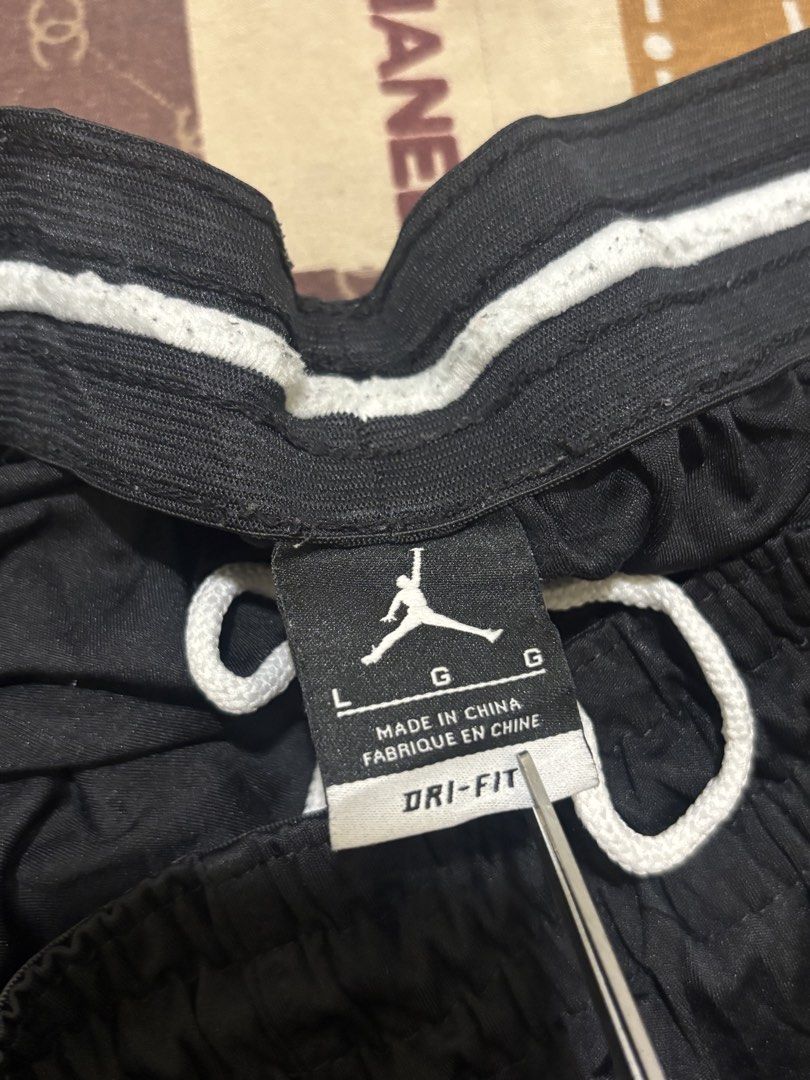 JORDAN BLACK N WHITE SHORT (Category: Shorts) located in Makati City. Submitted by sweetfitforyouph1200 (Listing ID 1468002602, Image 2). Description: Jordan short Black n white As new .