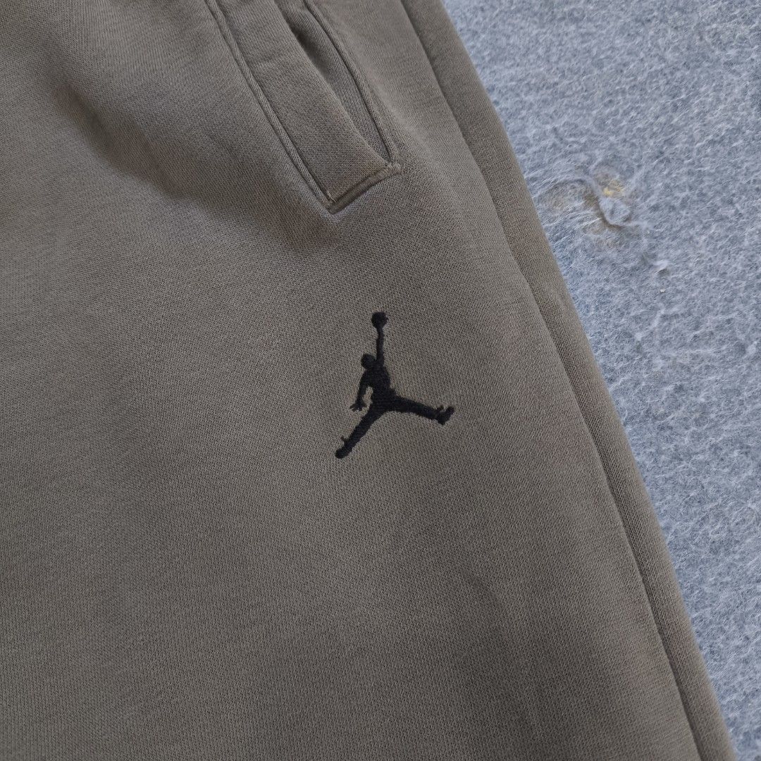 Jordan Brooklyn Fleece Sweatpants (Category: Joggers) located in Manila. Submitted by shykes_26 (Listing ID 1468037910, Image 2). Description: Dimensions: Waist - 30-46 (L on tag) Length - 39.5 Thigh - 15 Leg open - 11 Issues: None.