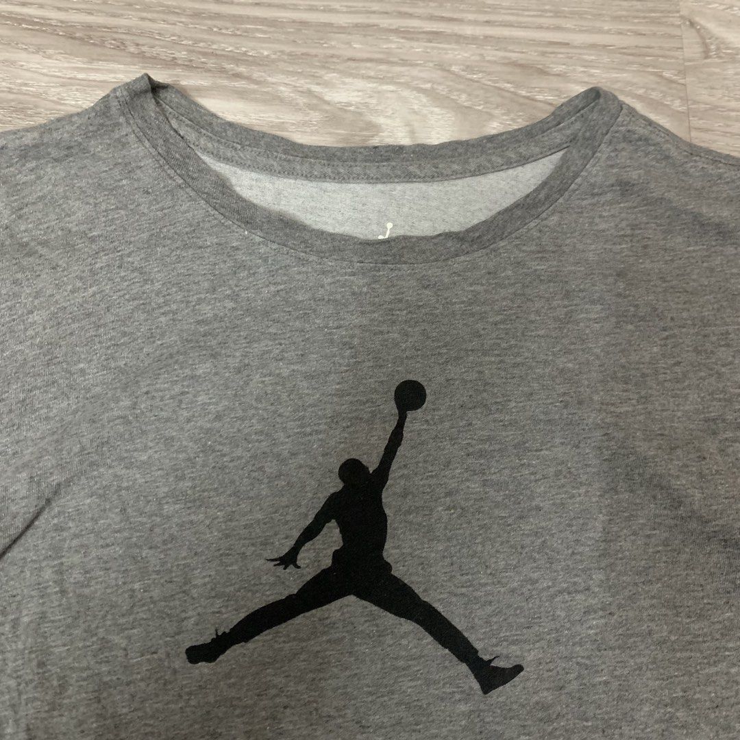 Jordan mid logo drifit (Category: Activewear) located in Cavite. Submitted by yobubsss (Listing ID 1468045181, Image 2). Description: Size medium 20w 27L Good condition Issue minor loose sa neckline.