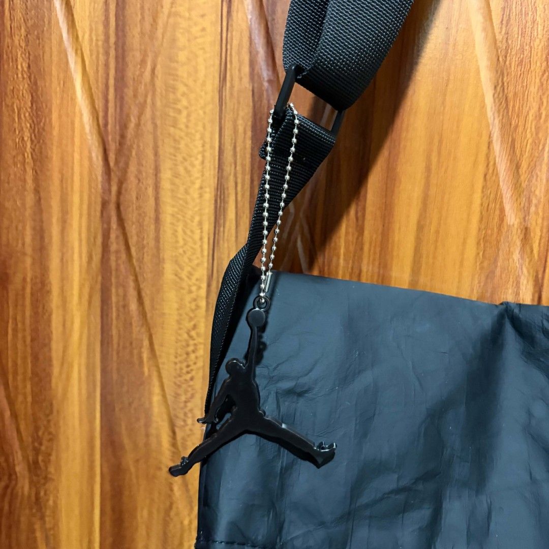 Jordan Sling bag (Category: Sling Bags) located in Carmen. Submitted by aquarius.00 (Listing ID 1467940662, Image 3). Description: excellent.