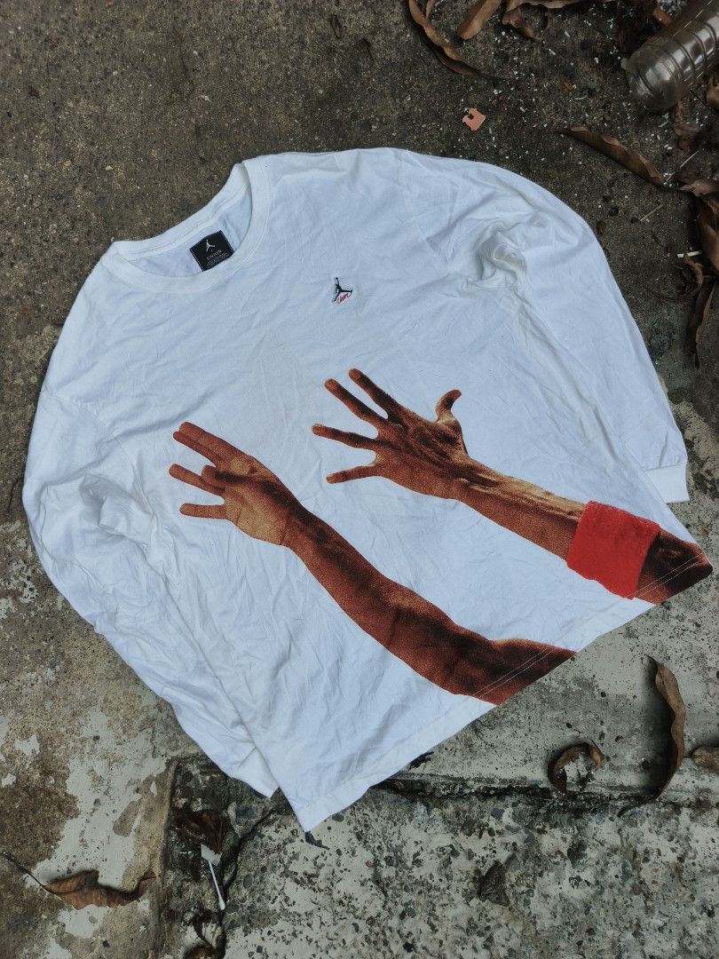 Jordan x Union (Category: Tshirts & Polo Shirts ) located in Trento. Submitted by renanteblanco113 (Listing ID 1467846997, Image 1). Description: Jordan x Union Dimes: 23x29 Excellent condition Color rate: 9.8/19 "color may vary due to lighting outdoor" Issue: need wash.