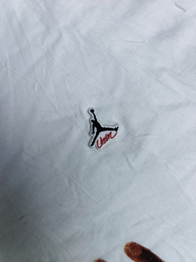 Jordan x Union (Category: Tshirts & Polo Shirts ) located in Trento. Submitted by renanteblanco113 (Listing ID 1467846997, Image 3). Description: Jordan x Union Dimes: 23x29 Excellent condition Color rate: 9.8/19 "color may vary due to lighting outdoor" Issue: need wash.