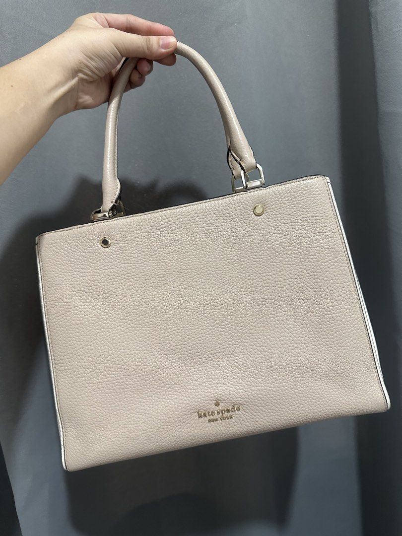 Kate spade 2 tone handbag (Category: Luxury Bags & Wallets) located in Dasmarinas. Submitted by Anything_101 (Listing ID 1467922669, Image 1). Description: Authentic Kate spade medium size with slight po Kasya ipad loob No flaws malinis na malinis sa loob Slightly nego Hindi mabigat.