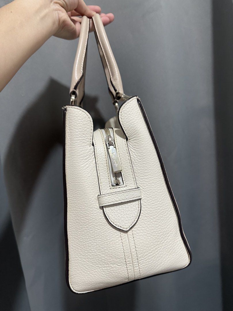 Kate spade 2 tone handbag (Category: Luxury Bags & Wallets) located in Dasmarinas. Submitted by Anything_101 (Listing ID 1467922669, Image 3). Description: Authentic Kate spade medium size with slight po Kasya ipad loob No flaws malinis na malinis sa loob Slightly nego Hindi mabigat.