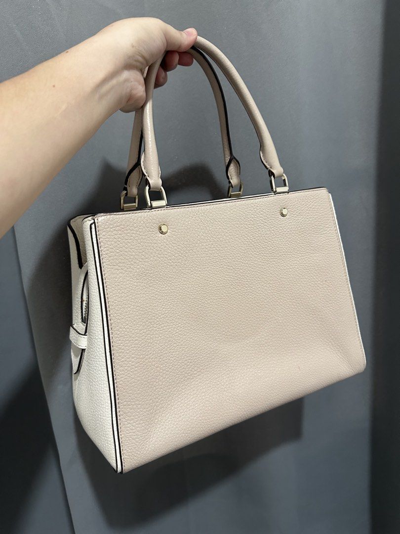 Kate spade 2 tone handbag (Category: Luxury Bags & Wallets) located in Dasmarinas. Submitted by Anything_101 (Listing ID 1467922669, Image 2). Description: Authentic Kate spade medium size with slight po Kasya ipad loob No flaws malinis na malinis sa loob Slightly nego Hindi mabigat.