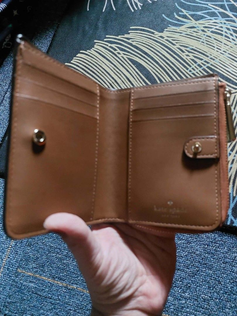 KATE SPADE BIFOLD WALLET (Category: Wallets & Card holders) located in Cebu City. Submitted by fiercebird_38dcf5 (Listing ID 1467905995, Image 3). Description: original preloved no flaws.