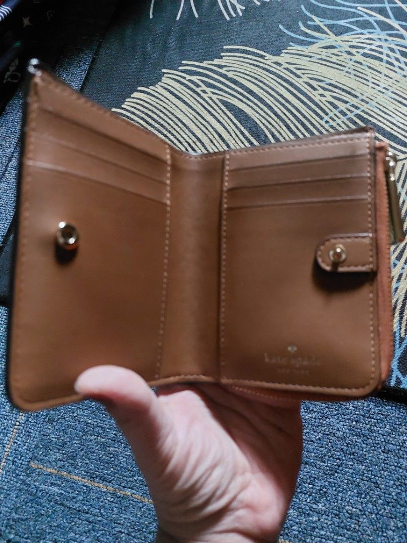 KATE SPADE BIFOLD WALLET IN BROWN (Category: Wallets & Card holders) located in Cebu City. Submitted by jamstore (Listing ID 1467875486, Image 3). Description: preloved no issue good as new 💯 original.