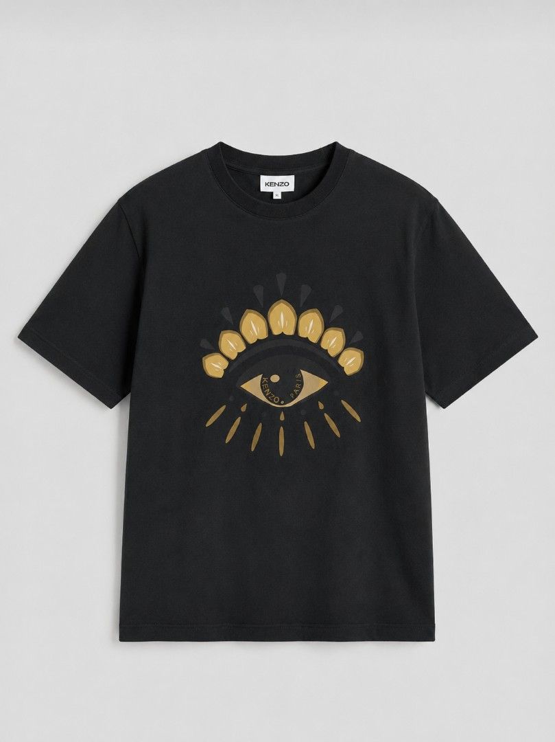 Kenzo Paris Eye Graphic Black Tee (Category: Tshirts & Polo Shirts ) located in Lapu Lapu. Submitted by rebuild.arkives (Listing ID 1467930671, Image 1). Description: Kenzo Paris Eye Graphic Black Tee ‎ ‎📏 Size Guide (Inches): ‎Length - 30 ‎Width - 22 ‎ ‎Color: 10/10 ‎Condition: 9/10 ‎Issue: A little pinhole ‎ ‎📝 Heads up: ‎• This is a thrift item so please manage your expectations. ‎• Color may slightly differ due to lighting. ‎• Washed and re