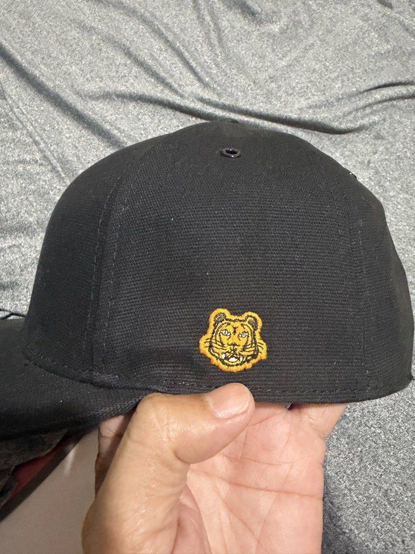 Kenzo tiger crest black cap (Category: Caps & Hats) located in Taytay. Submitted by dagoodboy (Listing ID 1467989704, Image 1). Description: Black baseball cap, structured fit with a flat brim. Small embroidered tiger patch on the side. Canvas-like fabric texture throughout. Clean condition, hardly worn. Great everyday accessory..