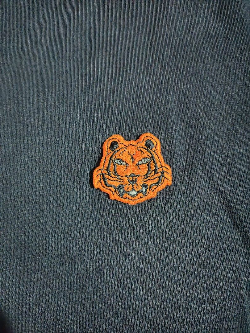Kenzo Tiger Crest Embroidered Black Tee (Category: Tshirts & Polo Shirts ) located in Lapu Lapu. Submitted by rebuild.arkives (Listing ID 1467930965, Image 3). Description: Kenzo Tiger Crest Embroidered Black Tee ‎ ‎📏 Size Guide (Inches): ‎Length - 30 ‎Width - 22 ‎ ‎Color: 10/10 ‎Condition: 10/10 ‎Issue: None ‎📝 Heads up: ‎• This is a thrift item so please manage your expectations. ‎• Color may slightly differ due to lighting. ‎• Washed and rea