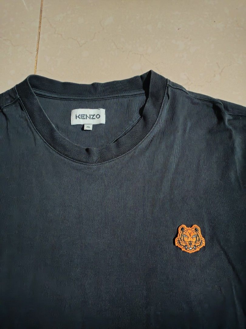Kenzo Tiger Crest Embroidered Black Tee (Category: Tshirts & Polo Shirts ) located in Lapu Lapu. Submitted by rebuild.arkives (Listing ID 1467930965, Image 2). Description: Kenzo Tiger Crest Embroidered Black Tee ‎ ‎📏 Size Guide (Inches): ‎Length - 30 ‎Width - 22 ‎ ‎Color: 10/10 ‎Condition: 10/10 ‎Issue: None ‎📝 Heads up: ‎• This is a thrift item so please manage your expectations. ‎• Color may slightly differ due to lighting. ‎• Washed and rea