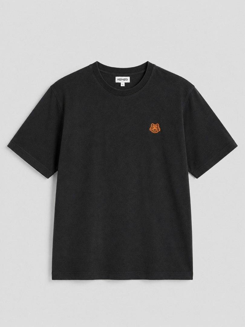 Kenzo Tiger Crest Embroidered Black Tee (Category: Tshirts & Polo Shirts ) located in Lapu Lapu. Submitted by rebuild.arkives (Listing ID 1467930965, Image 1). Description: Kenzo Tiger Crest Embroidered Black Tee ‎ ‎📏 Size Guide (Inches): ‎Length - 30 ‎Width - 22 ‎ ‎Color: 10/10 ‎Condition: 10/10 ‎Issue: None ‎📝 Heads up: ‎• This is a thrift item so please manage your expectations. ‎• Color may slightly differ due to lighting. ‎• Washed and rea