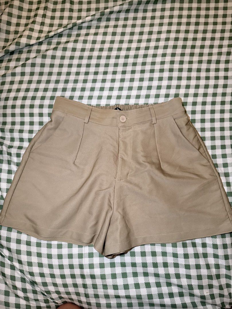 Cozy&Komfi Khaki shorts (Category: Shorts) located in San Miguel. Submitted by matchalatte23_ (Listing ID 1467994048, Image 1). Description: S1 size.