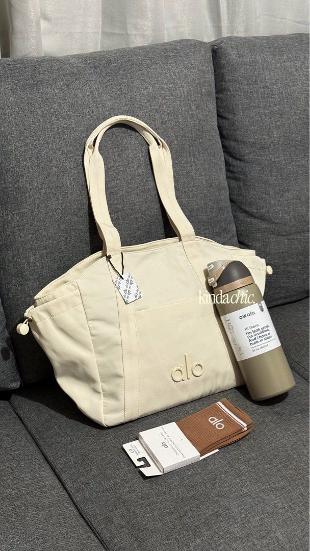 KINDA CHIC BUNDLE (Category: Tote Bags) located in Davao. Submitted by shop.kindachic (Listing ID 1468043858, Image 1). Description: tote bag, 32oz tumbler and socks! ✨.