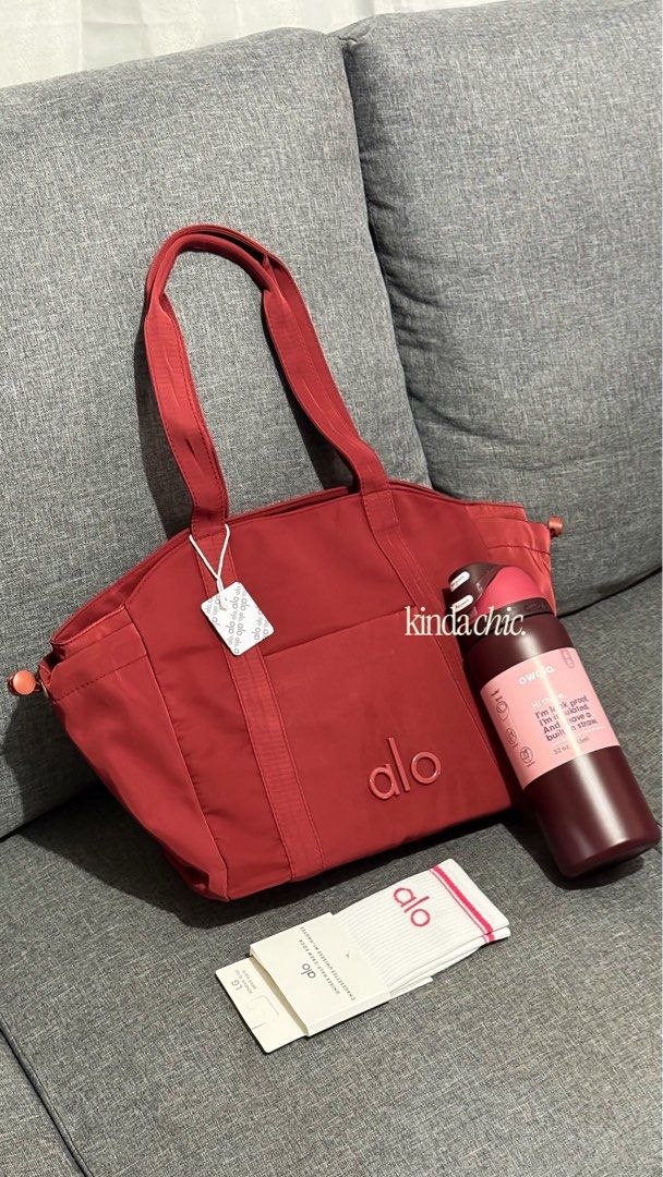 KINDA CHIC BUNDLE (Category: Tote Bags) located in Davao. Submitted by shop.kindachic (Listing ID 1468043858, Image 2). Description: tote bag, 32oz tumbler and socks! ✨.