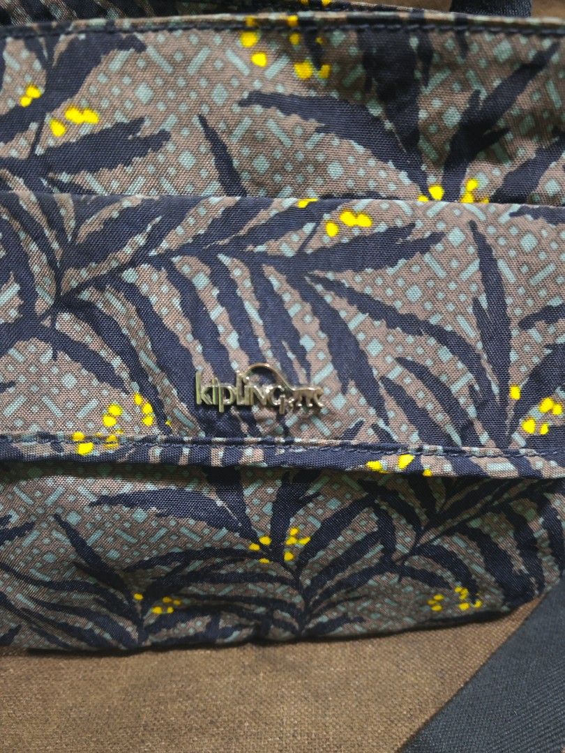Kipling med shoulder/sling bag (Category: Cross-body Bags) located in Pili. Submitted by zaneombao03491 (Listing ID 1467984044, Image 2). Description: .