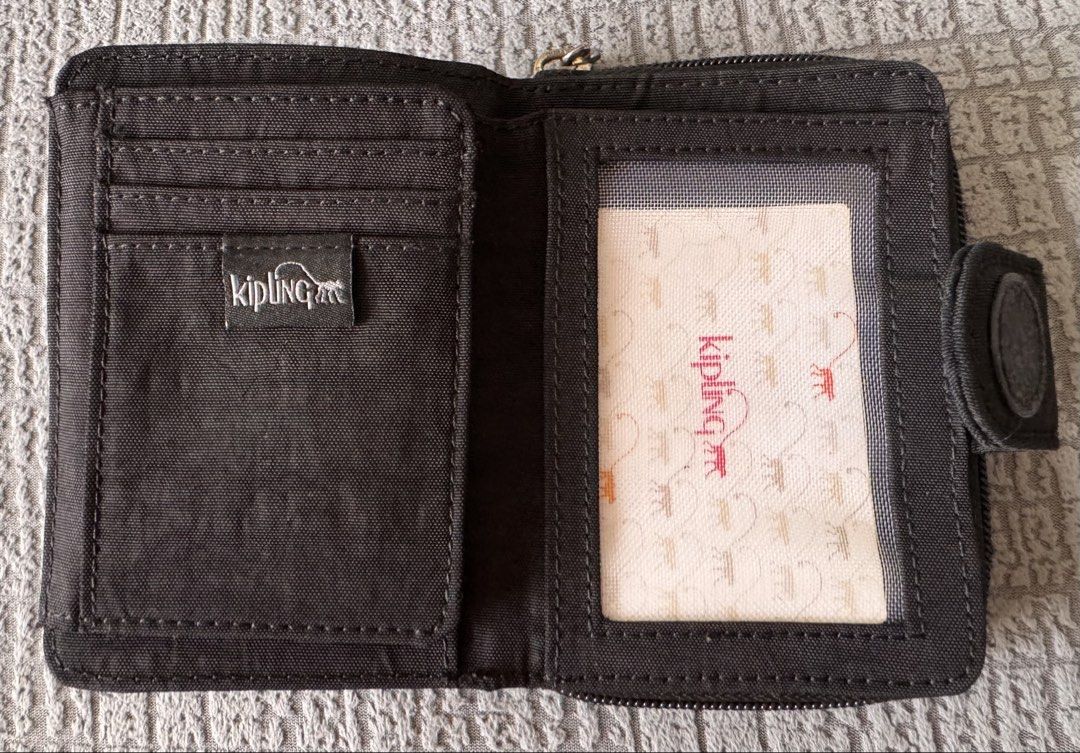 Kipling Short Wallet (Category: Wallets & Card holders) located in Mandaluyong City. Submitted by axos723 (Listing ID 1468019414, Image 3). Description: ➡️Please read item description carefully below (click read more 👇) ➡️Personal Preloved ➡️Item is AVAILABLE ➡️1-Day Reservation only ➡️First to pay gets the item ➡️For SURE BUYERS only please. -Price: P350+ SF -Brand: Kipling -Color: Black (Color may vary due to lighting and phone settings. Actua