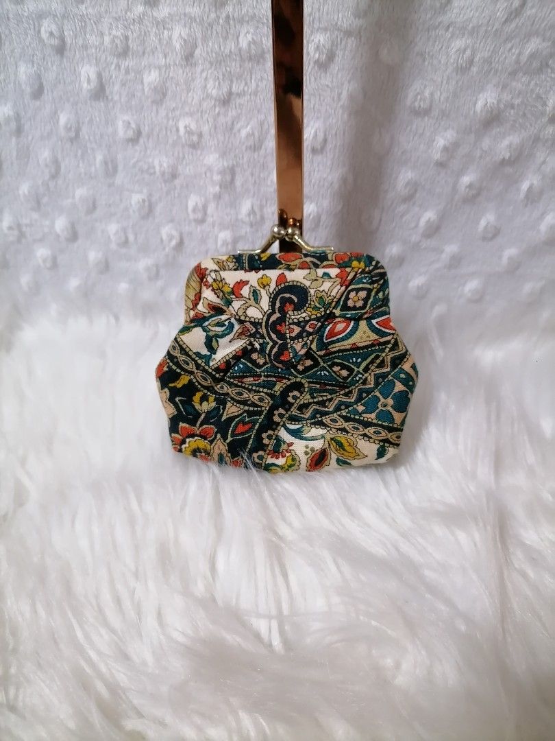 Kisslock Coin Purse (Category: Purses & Pouches) located in Butuan. Submitted by az-branded.items (Listing ID 1467974073, Image 1). Description: From Japan.