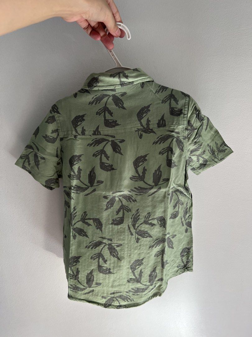 KOALA KIDS Green Leaf Print Button-Down Shirt (2-3t) (Category: Babies & Kids Fashion) located in Muntinlupa City. Submitted by uniquepicks (Listing ID 1467915554, Image 2). Description: Like New, used once Super lightweight! Fits 2-3 years old RFS: outgrown, decluttering Color may vary due to lighting. .