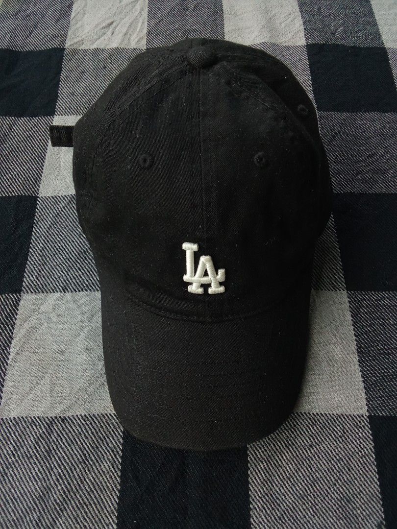 LA dodgers by MLB (Category: Caps & Hats) located in Polomolok. Submitted by timog_high_ice (Listing ID 1467877978, Image 1). Description: - Cotton - Strap back - Need wash - Minimal Dirt at sweat band Solid nito ❤️.