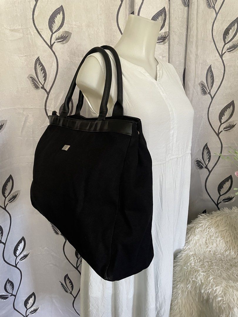 La pargay Black Canvas Large Tote Bag (Category: Tote Bags) located in Cabanatuan. Submitted by moraiahraven (Listing ID 1467968491, Image 2). Description: Authentic La pargay (纳帕佳) large black tote bag. • Black fabric body with smooth black leather trim along the top rim and dual top handles • Signature rectangular metal logo plaque on the front (“La pargay”) • Soft structured silhouette, spacious and practical everyday/work tote • Interior: dar