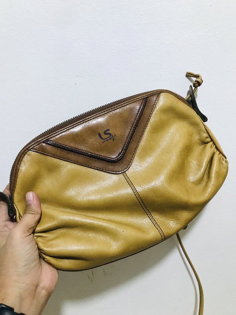 LA STRADA SLING BAG (Category: Cross-body Bags) located in Gamu. Submitted by 2022bagsbunny (Listing ID 1468009916, Image 2). Description: .