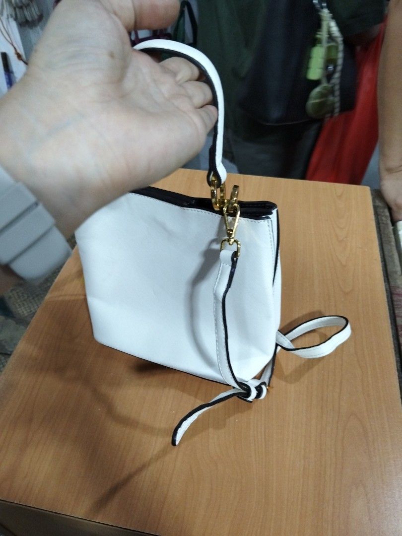 LAP (Category: Cross-body Bags) located in El Salvador. Submitted by francheskaukayukay (Listing ID 1467928577, Image 3). Description: .