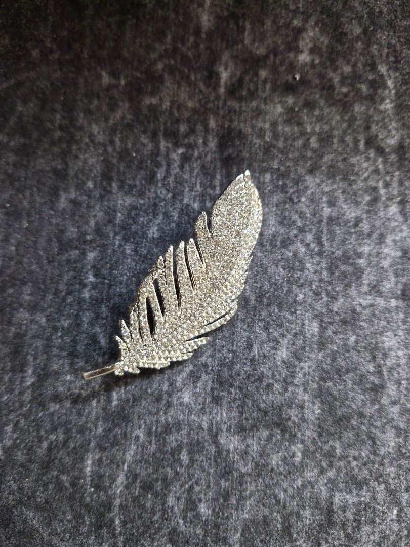 Leaf Brooch (Category: Brooches) located in Taguig. Submitted by mommaschoice (Listing ID 1467945715, Image 1). Description: Brand New Adorned w/ clear rhinestones Silver-Tone finish Lightweight won't damage the fabric Ships nationwide.