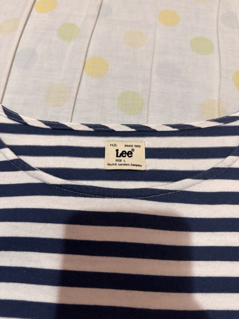 Lee Shirt (Category: Blouses) located in Manila. Submitted by quickdeer_f75623 (Listing ID 1467952926, Image 2). Description: Lee shirt size - Large .