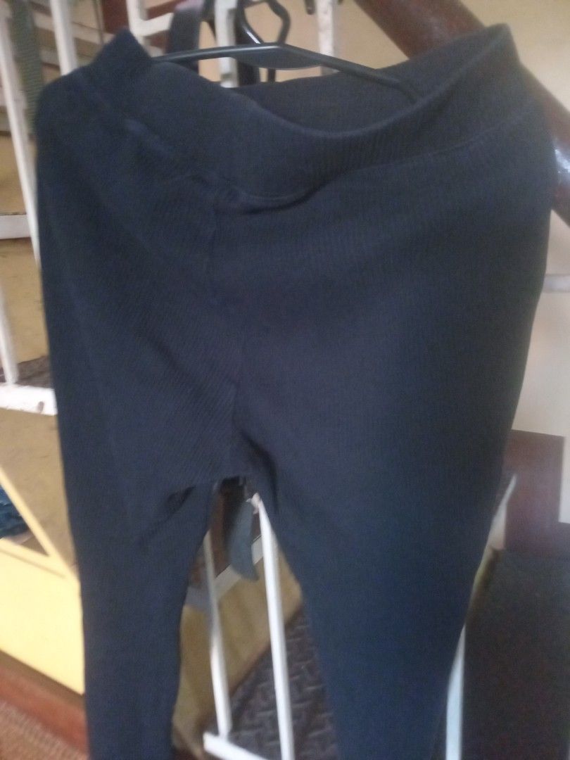 Leggings black color for your needs. (Category: Activewear) located in Manila. Submitted by padillahe35291 (Listing ID 1467918133, Image 1). Description: small to medium size.