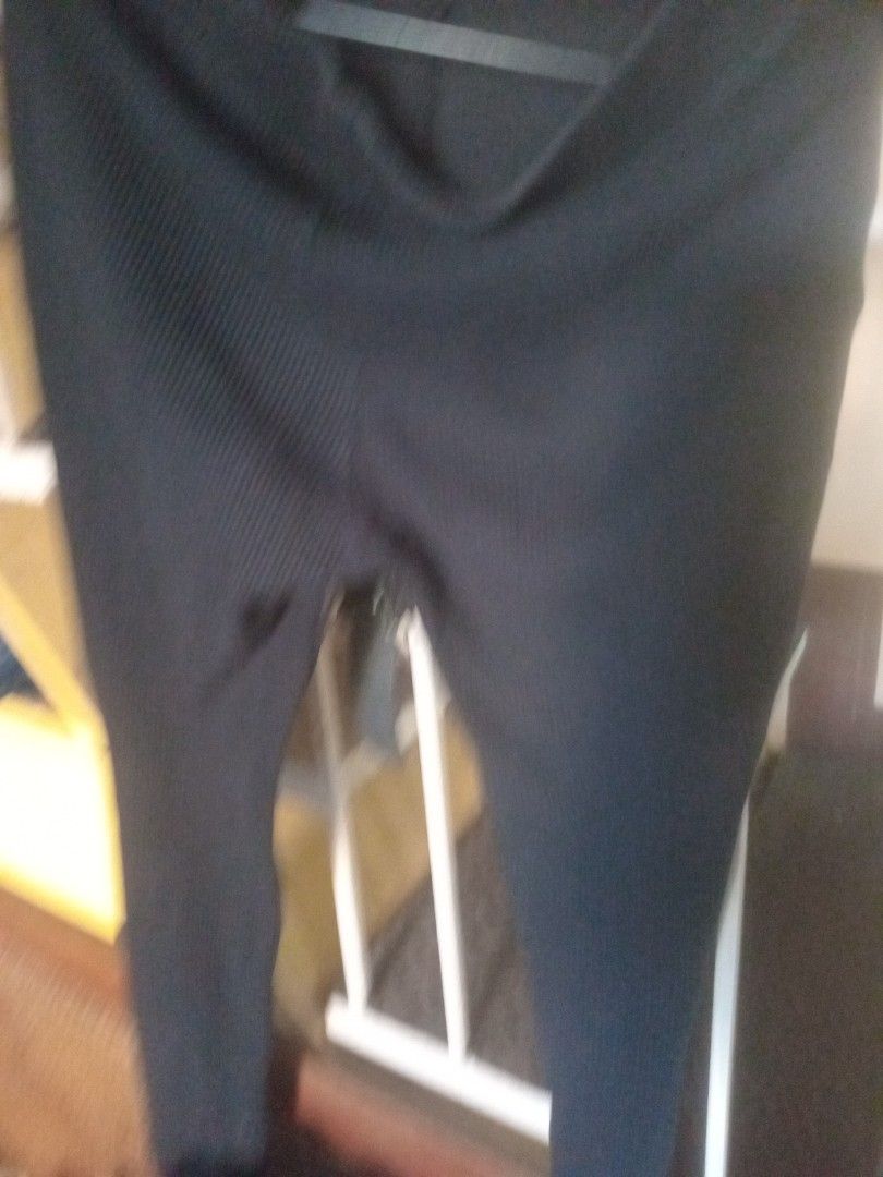 Leggings black color for your needs. (Category: Activewear) located in Manila. Submitted by padillahe35291 (Listing ID 1467918133, Image 2). Description: small to medium size.
