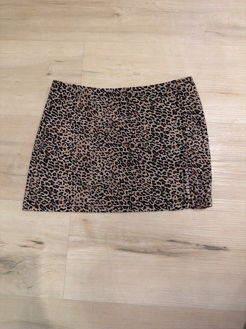 Leopard Print Mini Skirt (Category: Skirts) located in Manila. Submitted by _____car0usell (Listing ID 1467952407, Image 1). Description: used twice.