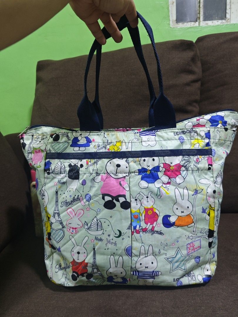 Lesportsac med tote bag (Category: Tote Bags) located in Pili. Submitted by zaneombao03491 (Listing ID 1467986566, Image 1). Description: .