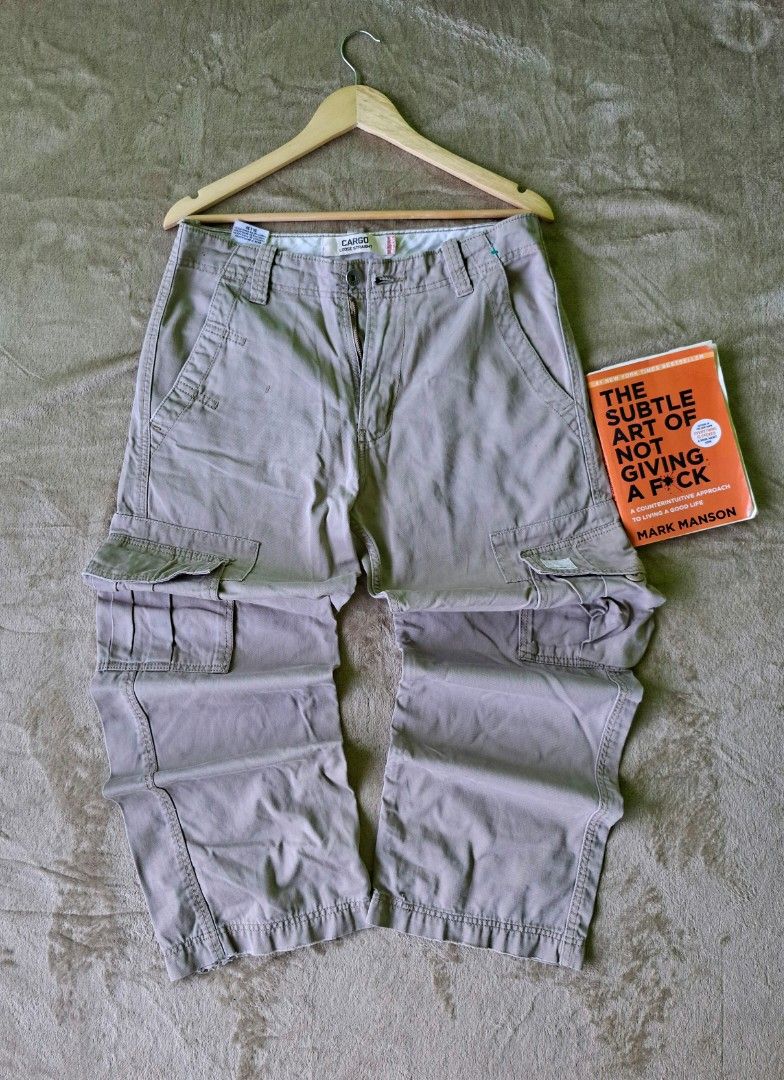 Levi' s Cargo Pants 💥 (Category: Jeans) located in Alaminos. Submitted by made.by (Listing ID 1464568394, Image 2). Description: Waist Measurement: 16 in flat lay (Fits Size 31–32 in) ​Outseam Length: 39.5 in ​Tag Size: Marked W30 L30 ​Fit: Loose Straight Fit (Wide leg profile).