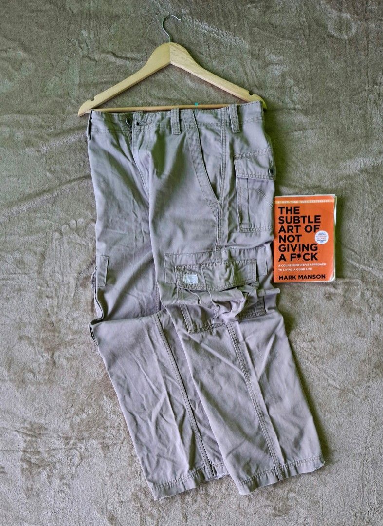 Levi' s Cargo Pants 💥 (Category: Jeans) located in Alaminos. Submitted by made.by (Listing ID 1464568394, Image 1). Description: Waist Measurement: 16 in flat lay (Fits Size 31–32 in) ​Outseam Length: 39.5 in ​Tag Size: Marked W30 L30 ​Fit: Loose Straight Fit (Wide leg profile).